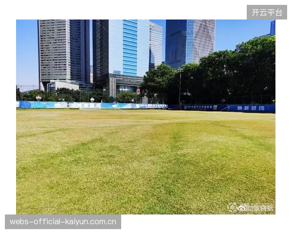 克罗地亚队大本营选址闹中取静,后勤团队已完成对训练场草坪的最后维护。